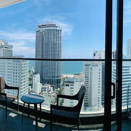 버고 호텔 나트랑 외부 사진 A balcony in a condominium