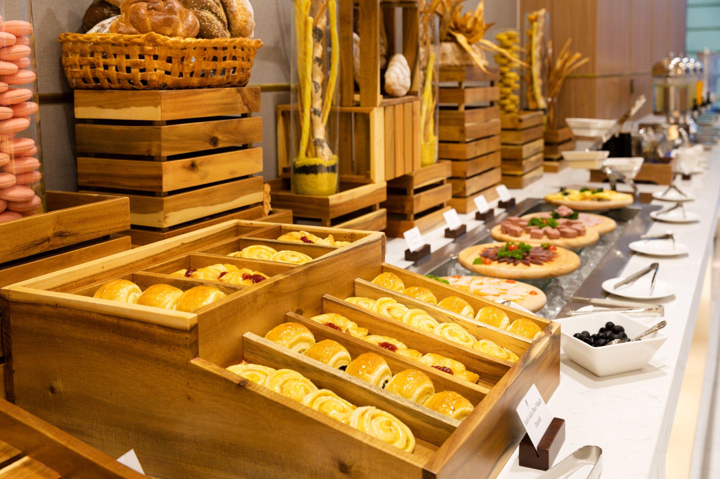 버고 호텔 나트랑 외부 사진 A buffet at a hotel
