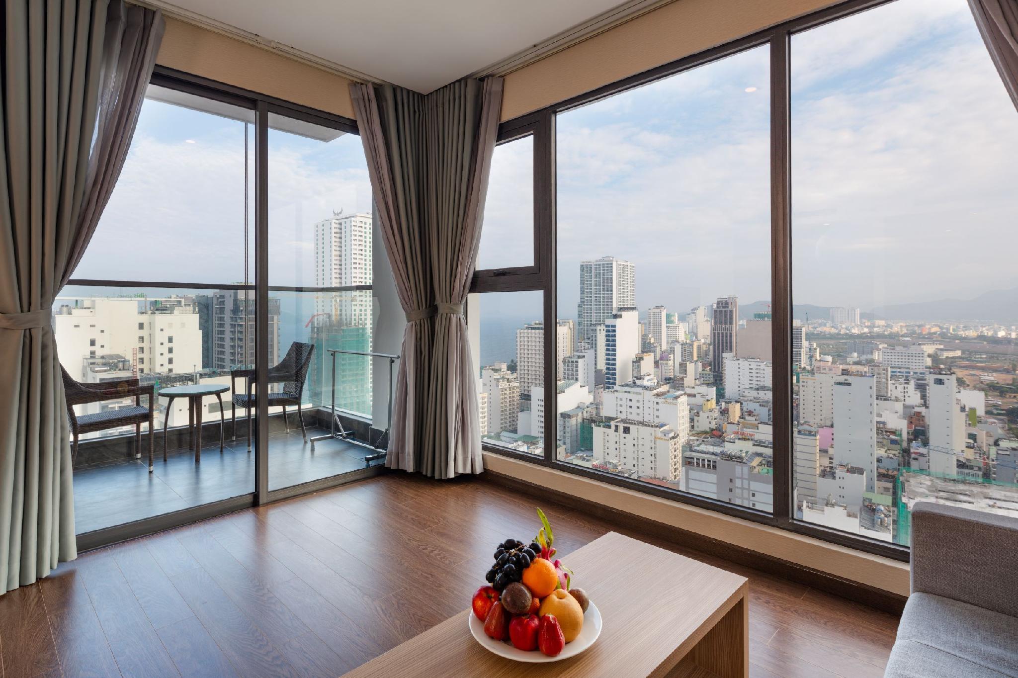버고 호텔 나트랑 외부 사진 A view of the city from a suite at the hotel