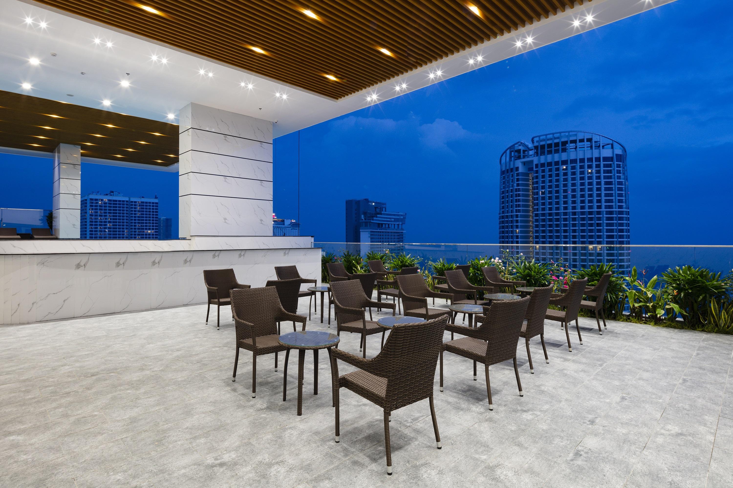 버고 호텔 나트랑 외부 사진 Sky Bar
