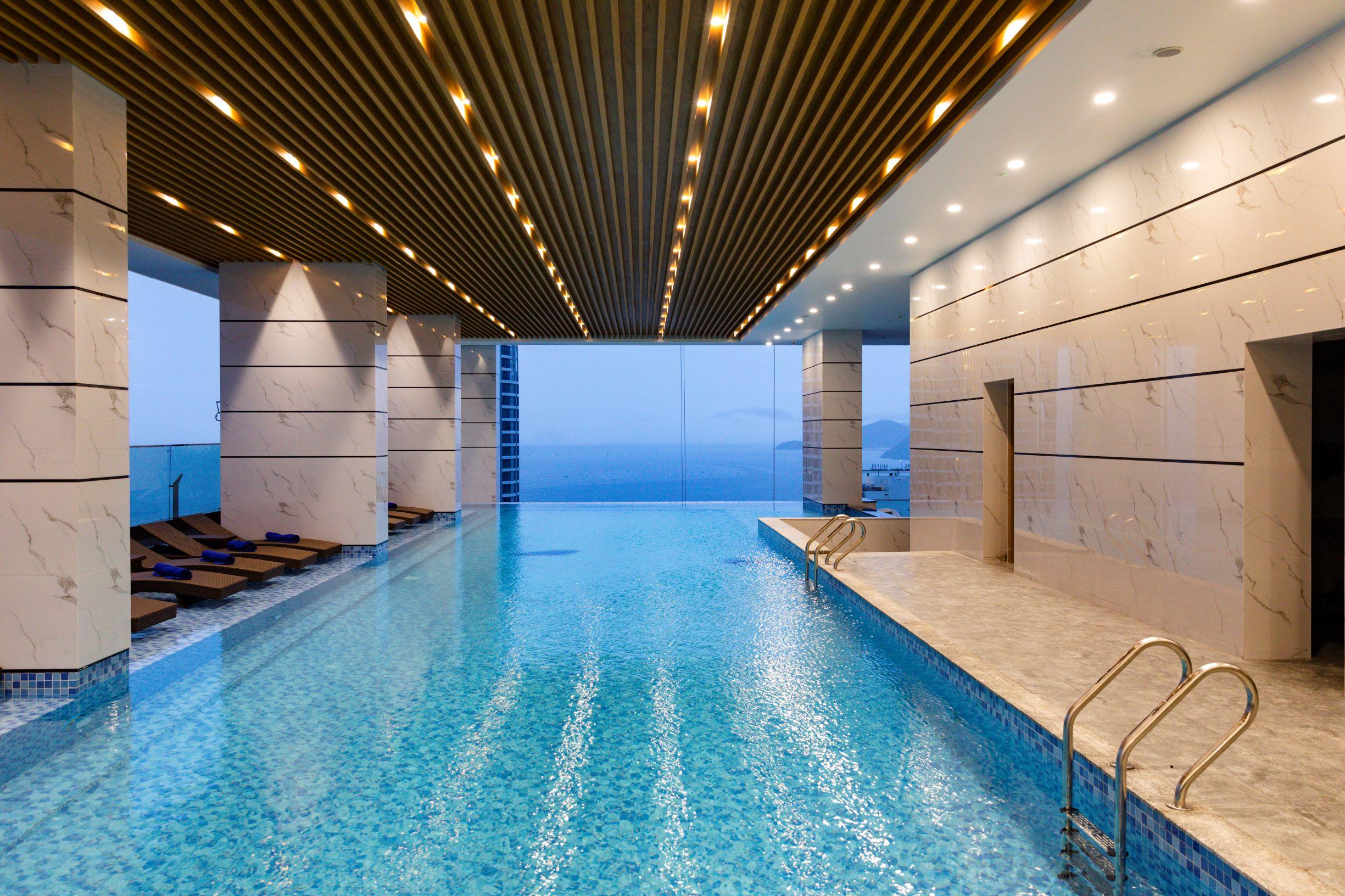 버고 호텔 나트랑 외부 사진 Infinity pool at the 360° Sky Lounge