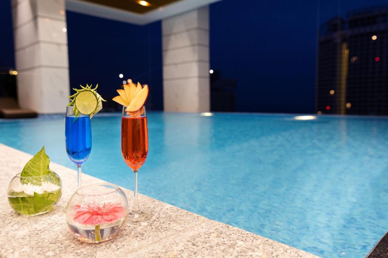 버고 호텔 나트랑 외부 사진 Pool at the hotel