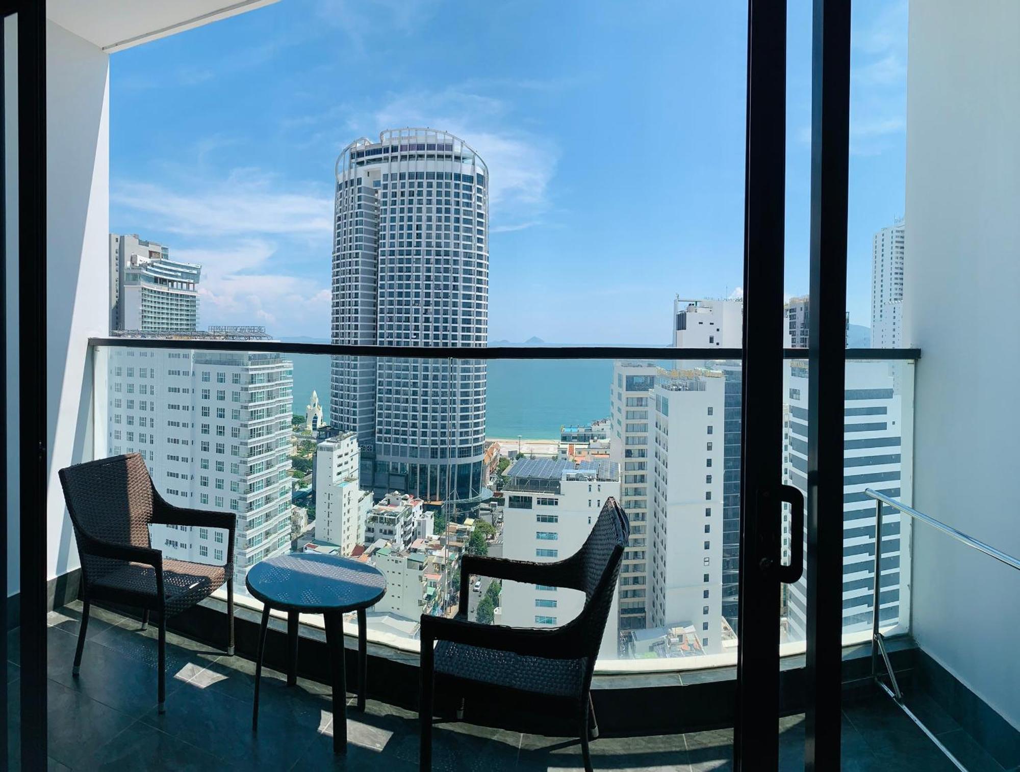 버고 호텔 나트랑 외부 사진 A balcony in a condominium