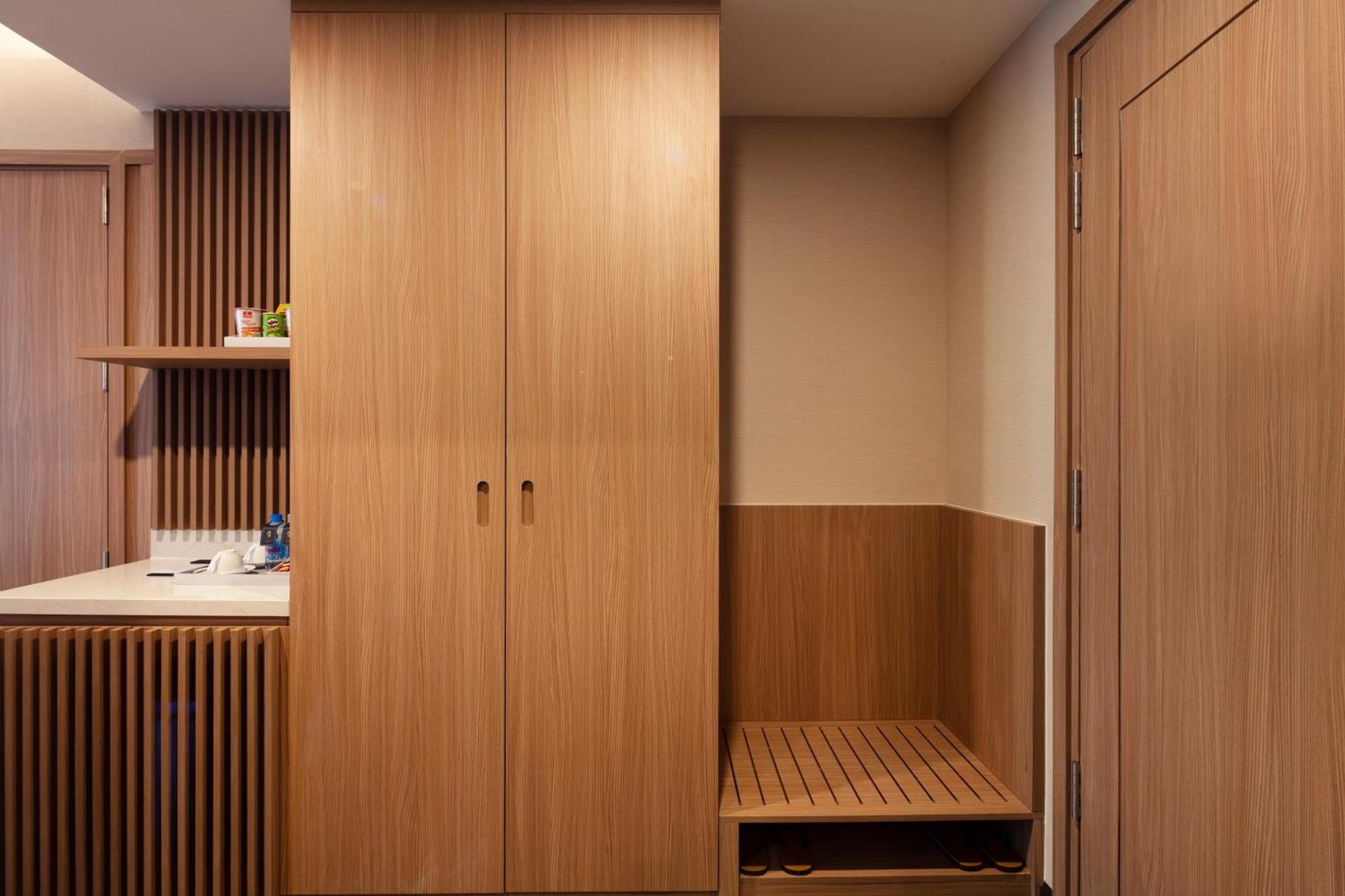 버고 호텔 나트랑 외부 사진 A modern Japanese toilet
