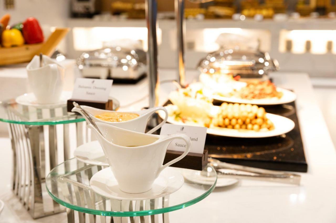버고 호텔 나트랑 외부 사진 A buffet at a hotel